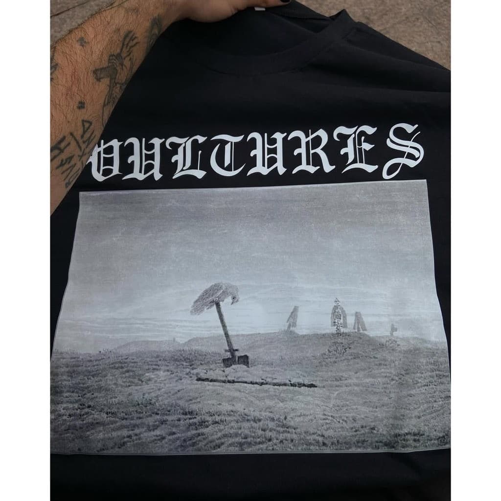Camiseta Unissex Estampa Música Vultures Kanye West - Camisa de Malha 100% Algodão - Envio Imediato - DR Bigorna