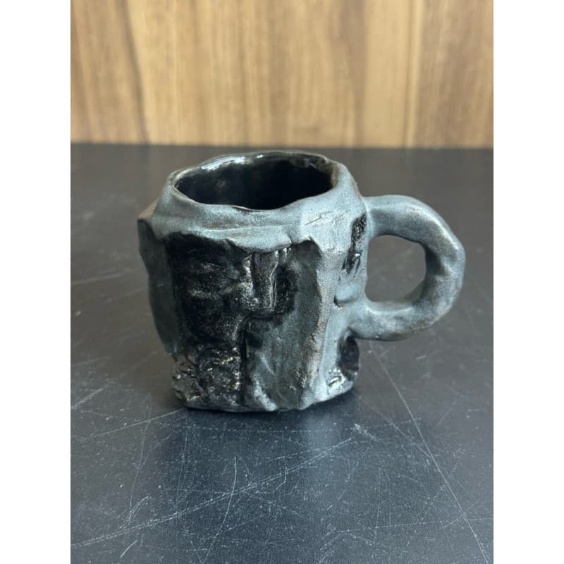 Caneca Obsidiana Esculpida à Mão de Cerâmica Artesanal
