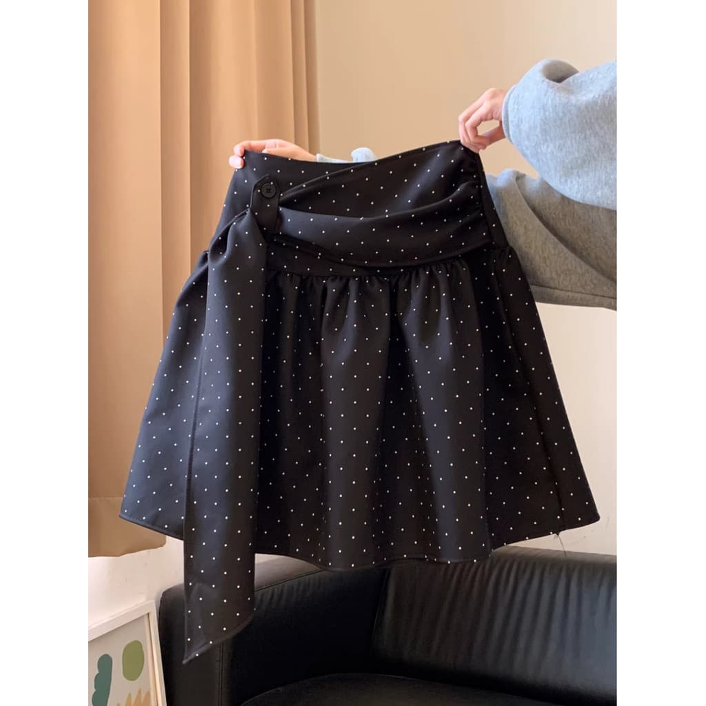 Design sentido preto Polka Dot saia feminina verão 2026 novo estilo cintura alta mais magro olhar All-Match capa Hip A l