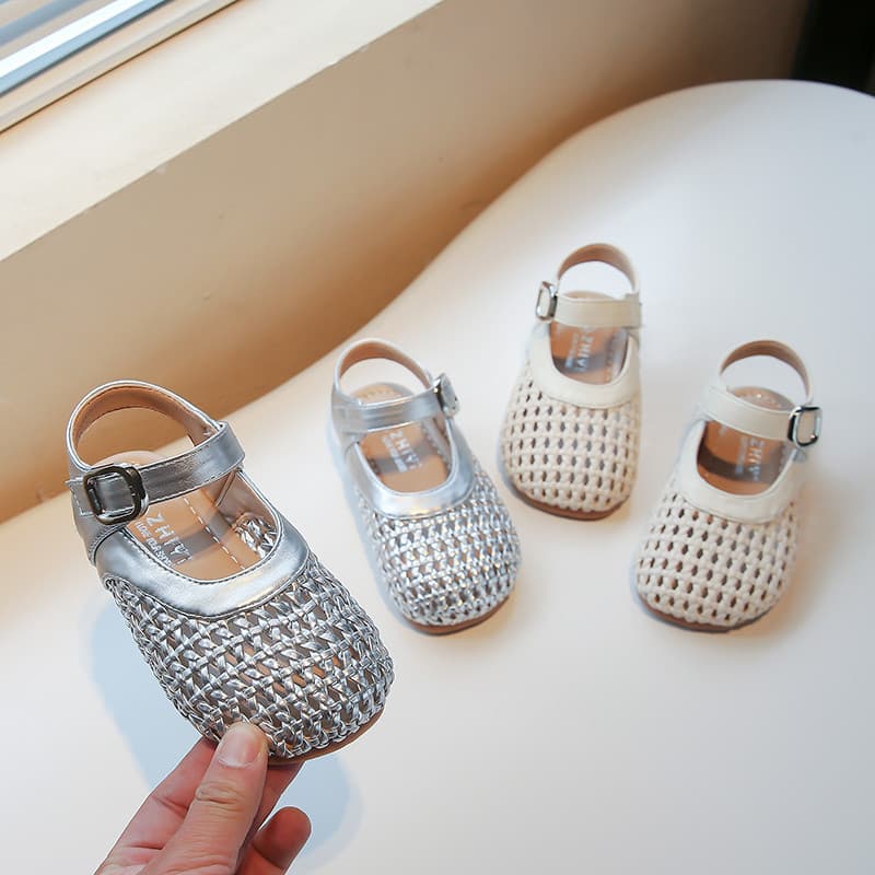 Meninas sandálias Baotou malha 2025 verão novo estilo sapatos infantis menina princesa sapatos de sola macia sapatos de