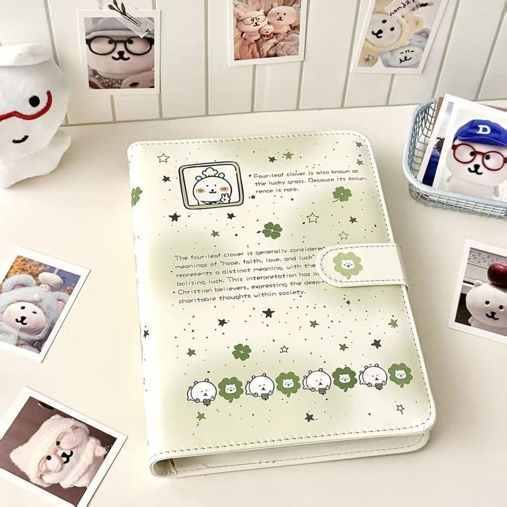 [Estoque pronto] Livro de cartões de couro A5 de urso autodeprecatante com 4 grades Fivela magnética Superfície de couro
