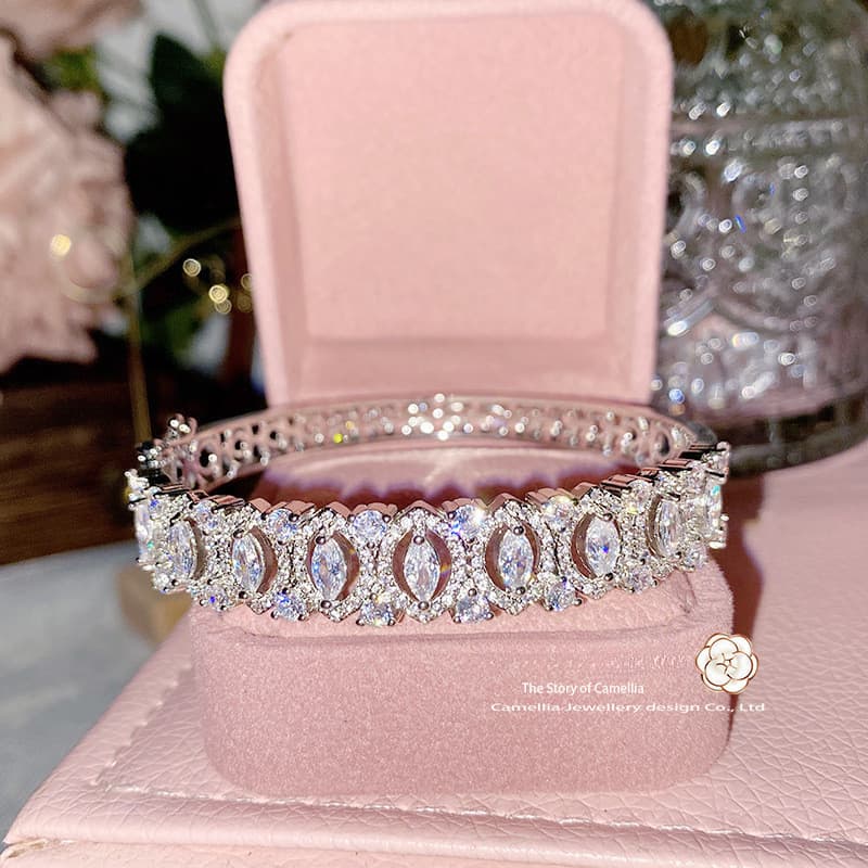 Pulseira feminina de luxo com design sofisticado e elegante, banhada a ouro, com micro incrustações de diamante simulado