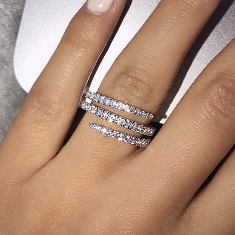 Anel feminino em prata esterlina S925, incrustado com elegante zircônia.