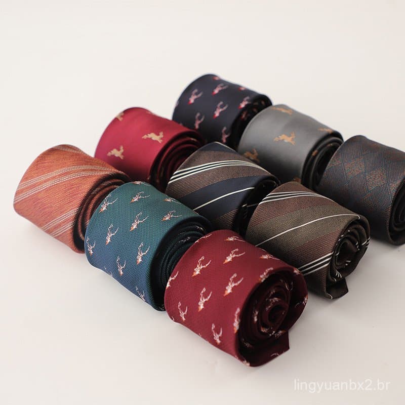 Gravata masculina formal em jacquard, feita à mão, cor bordô e branco-sujo, com motivos de animais bordados.