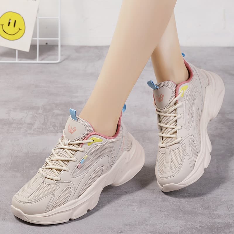 Sapatos esportivos femininos 2026 primavera novo estilo de sola grossa tênis de corrida luz moda sapatos casuais branco