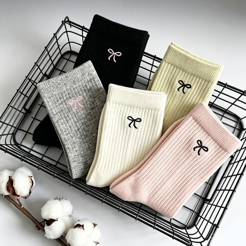 Meia femininas  cano medio acumulável dois estilos coreana bordado laço neutro tons claros kit 12 pares diferente