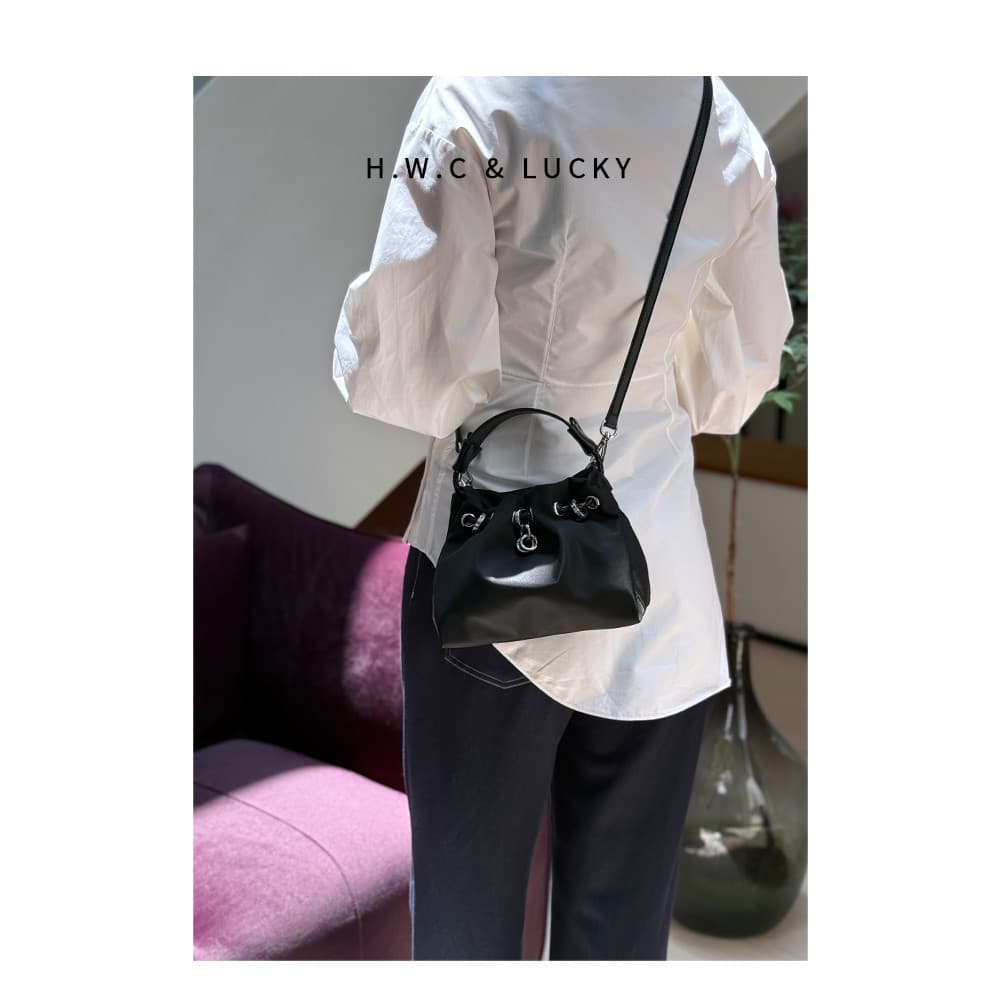 Bolsa feminina loja na sexta-feira 丨 2026 novo estilo portátil saco do mensageiro feminino dobrado nuvem saco de náilon