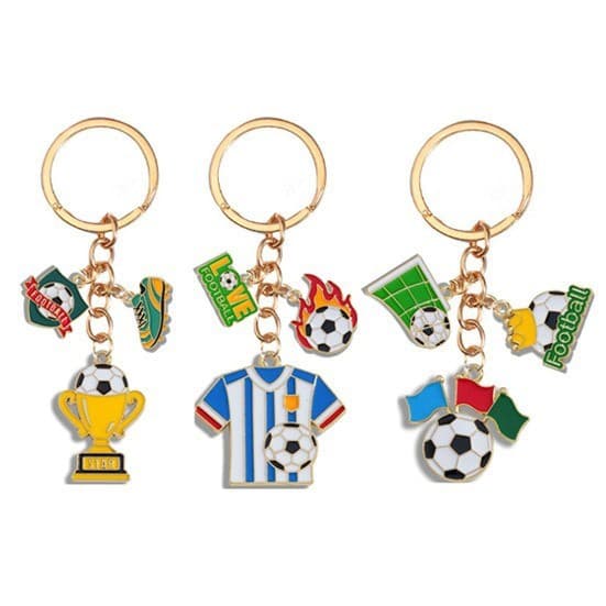 Fãs de mercadorias de futebol para eventos esportivos da Copa do Mundo suportam chaveiro pequeno para presente