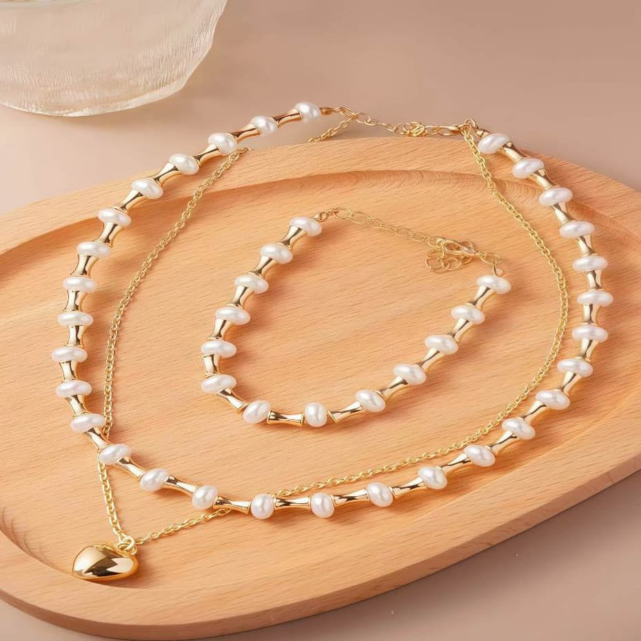 Conjunto colar e pulseira de pérolas com pingentes