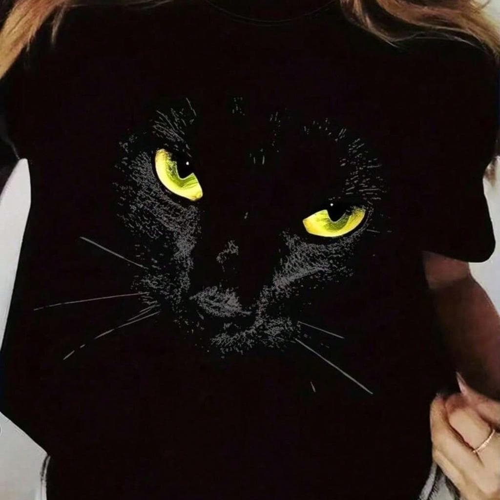 Camisa Camiseta Feminina T-Shirt Estampa Gato Preto com Olhos Amarelos Marcantes Blusinha Estilosa