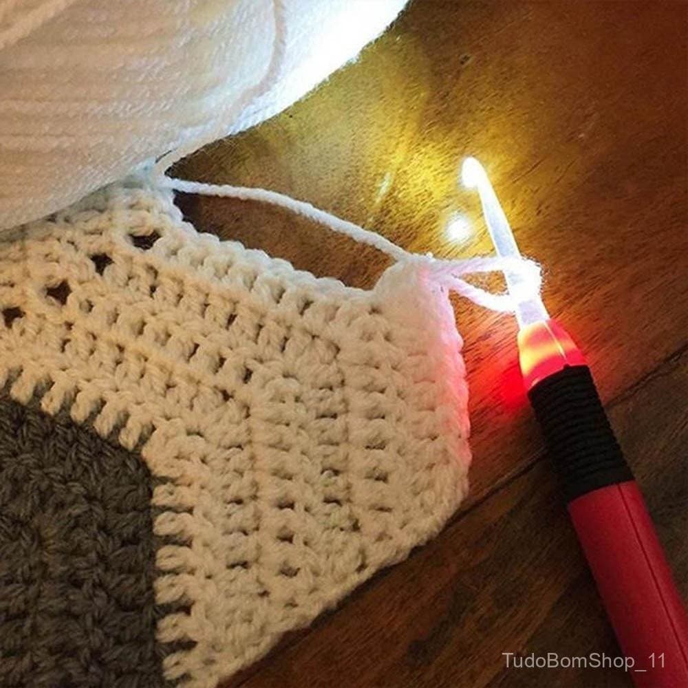 1pc Agulha de Crochê 2.5-6.5mm Com Luz LED Acessórios de Tricô Ferramenta DIY Multicolorida Luminosa Adequada para Uso