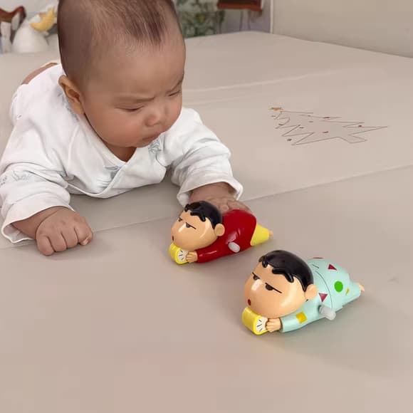 Crayon Shin-Chan rastejando brinquedos cabeça do bebê prática brinquedos prática de orientação do bebê deitado aprender