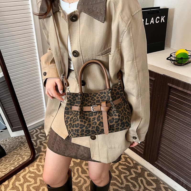 Bolsa tote de grande capacidade, nova bolsa de ombro versátil para o outono e inverno, bolsa de mão de alta qualidade.