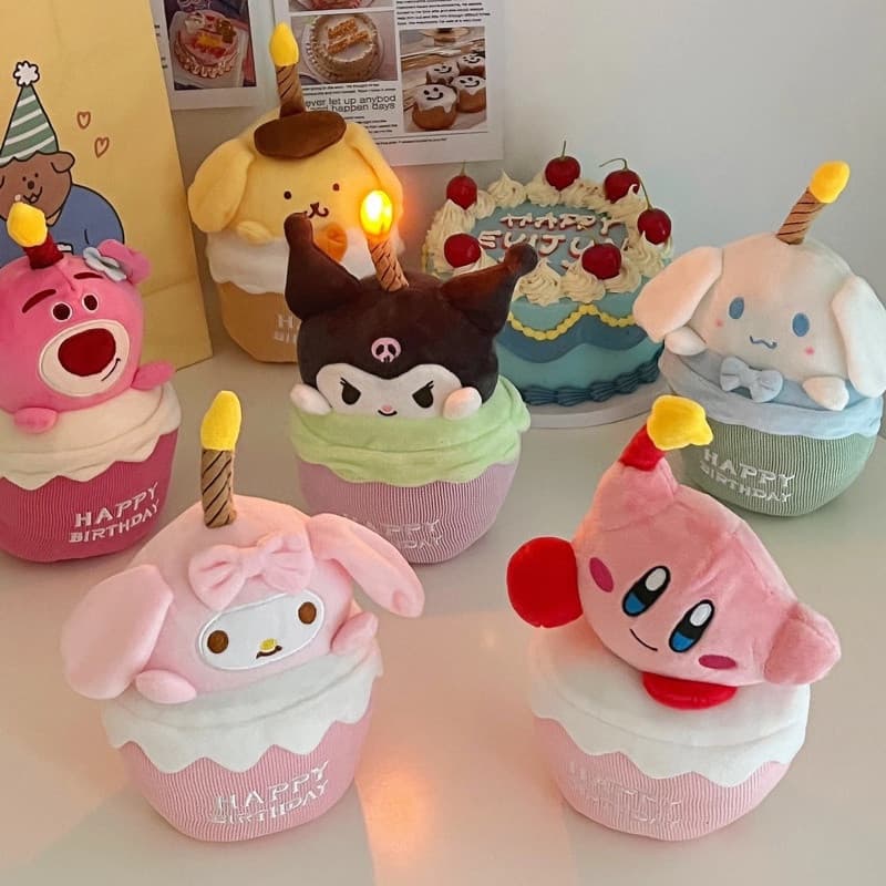 Brinquedos de pelúcia em formato de bolos de aniversário, com personagens de anime como Kuromi, Kirby e My.