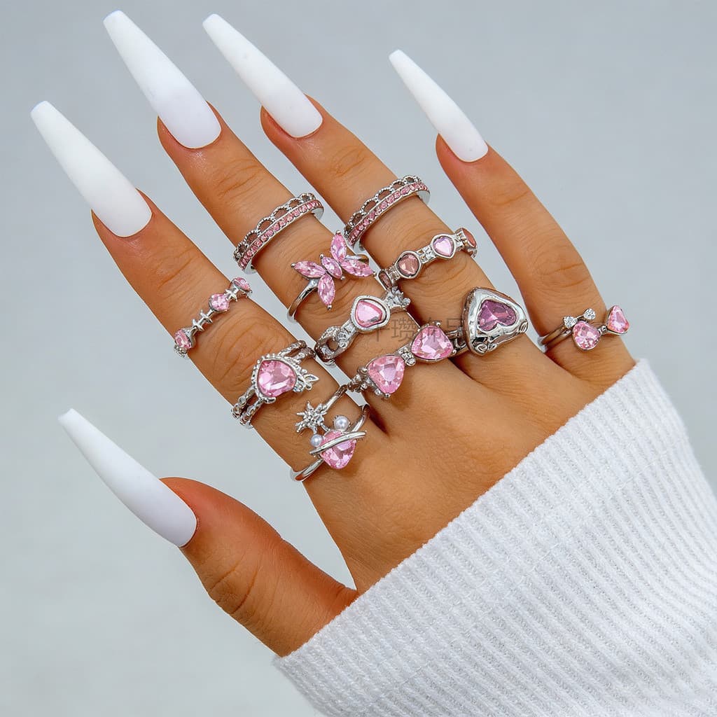 Um conjunto de anéis empilháveis em formato de coração rosa é um acessório de moda feminino delicado produzido pela H9WI