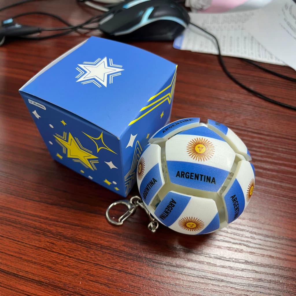 Brinquedo antiestresse de futebol da Copa do Mundo, brinde para fãs com botão de apertar, pequeno presente com chaveiro