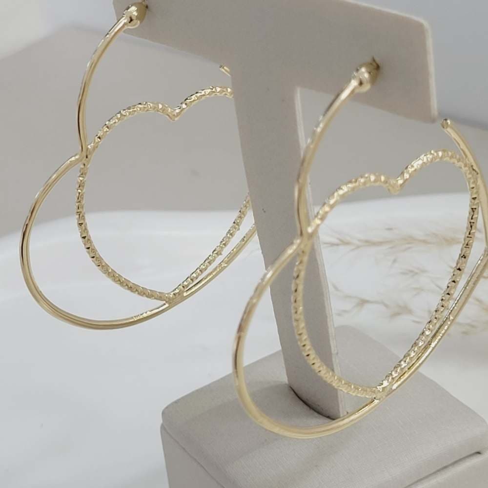 Argola em coração com coração folheado em ouro 18k
