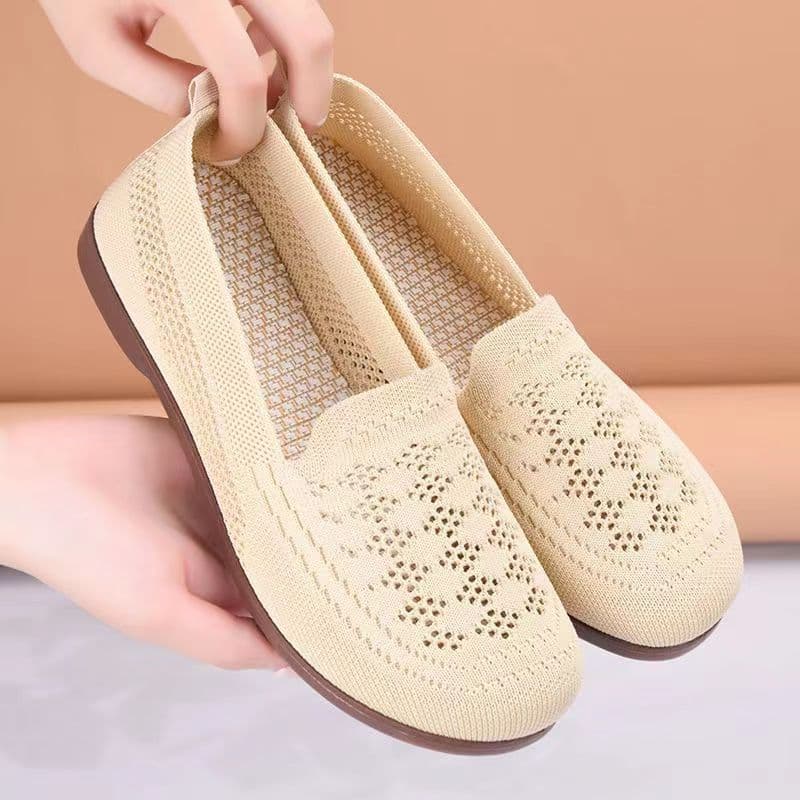 Verão novo estilo respirável voando tecido malha sapatos femininos confortáveis sapatos de mãe de sola macia plana velho