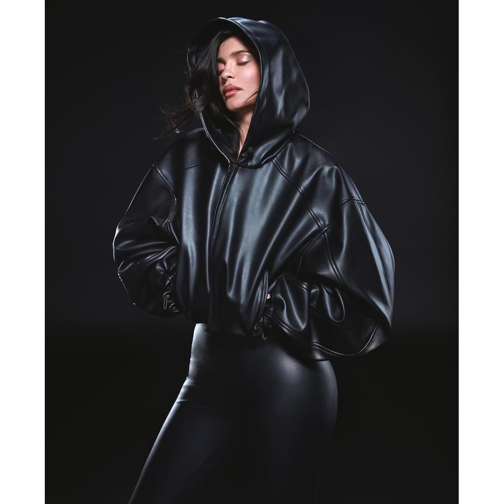 Kylie mesmo estilo ~ KHY preto com capuz curto jaqueta de couro jaqueta feminina DROP001 série contorno jaqueta de motoc