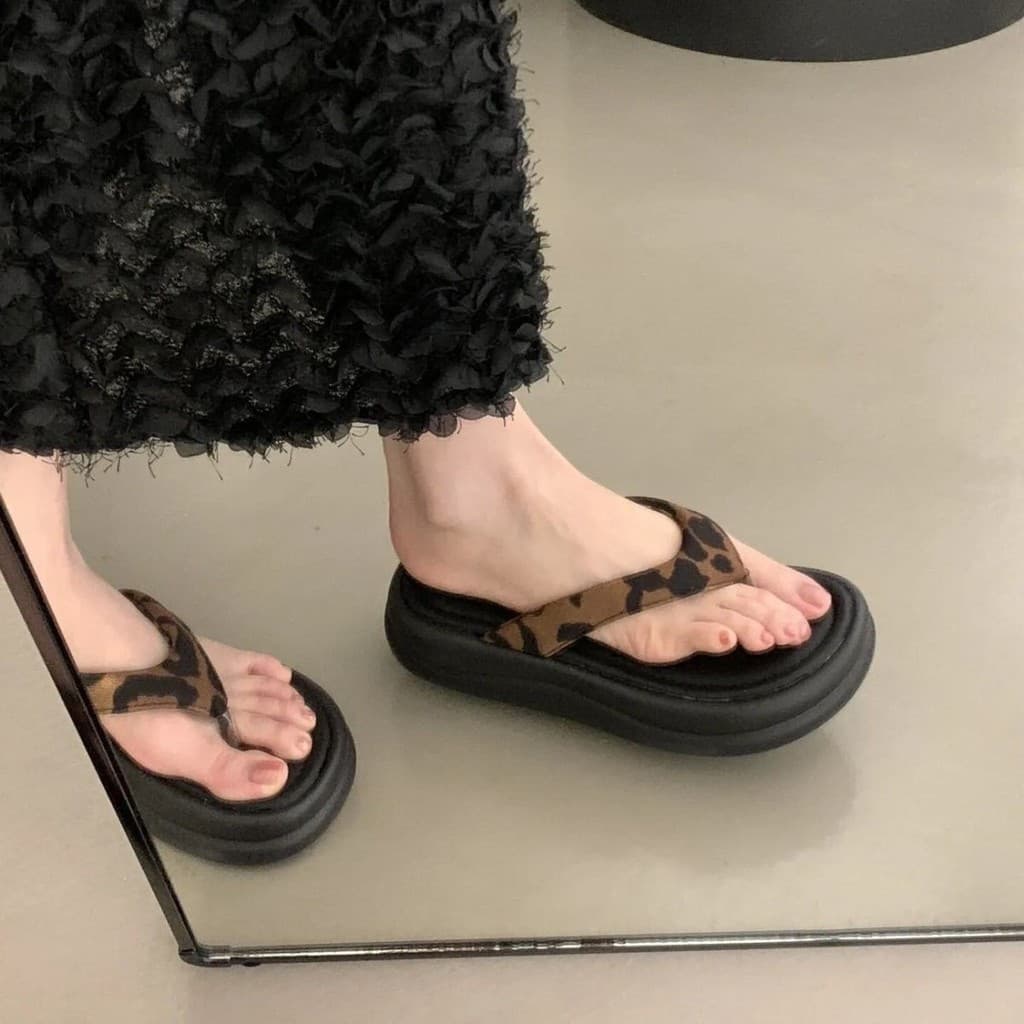 Chinelos de sola grossa femininos verão exterior Wear 2026 novo estilo com saia High-End Casual sandálias de praia chine