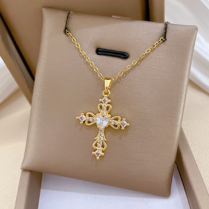 Colar Feminino de Cruz Dourada em Aço Inoxidável com Coração e Strass – Presente Elegante