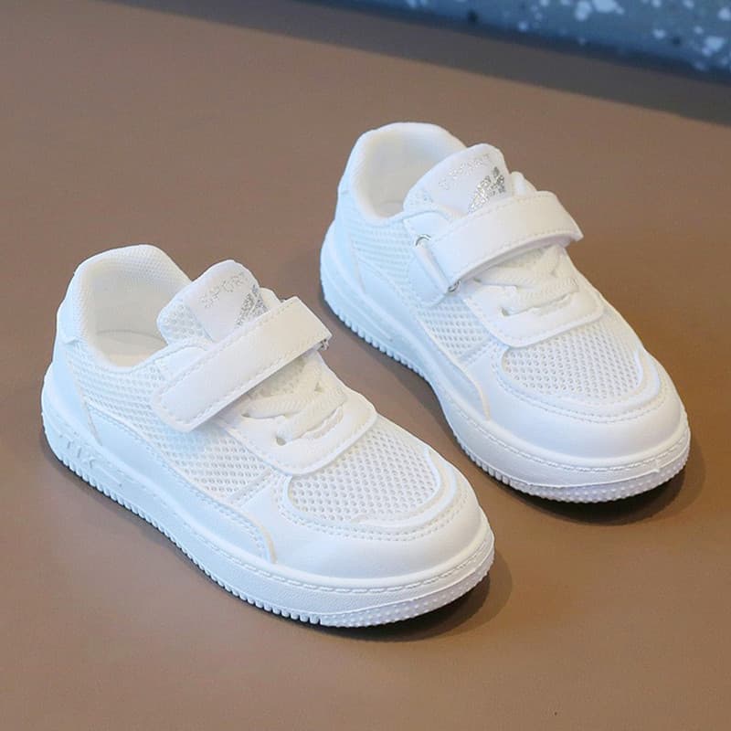 Crianças crianças sapatos brancos crianças quatro cinco seis anos de idade