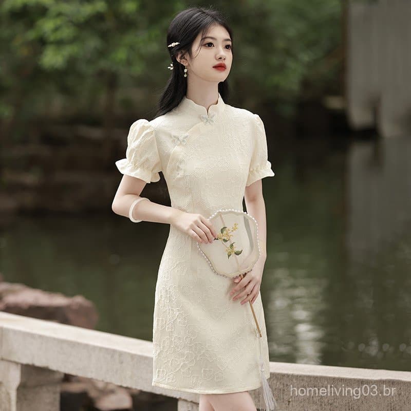 Cheongsam curto moderno estilo chinês em tom off-white, estilo jovem aprimorado, com toque vintage sofisticado, adequado