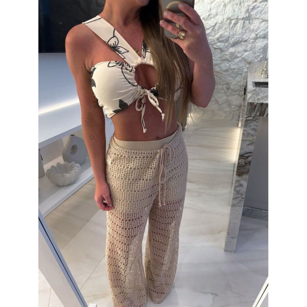 Cropped com flores bordadas