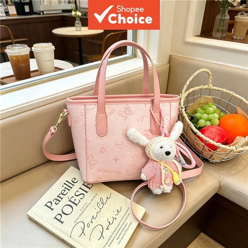 Bolsa tiracolo rosa bebê de couro PU mini cesta | Com padrão em relevo e pingente de boneca | Bolsa feminina甜美女孩拉链斜挎包