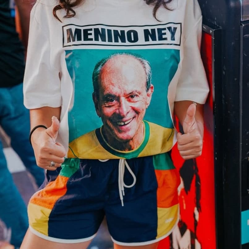 Camiseta Zoeira Menino Ney Meme Vintage Cultura Brasileira Futebol Ícone Tropicalismo Retrô Neymar