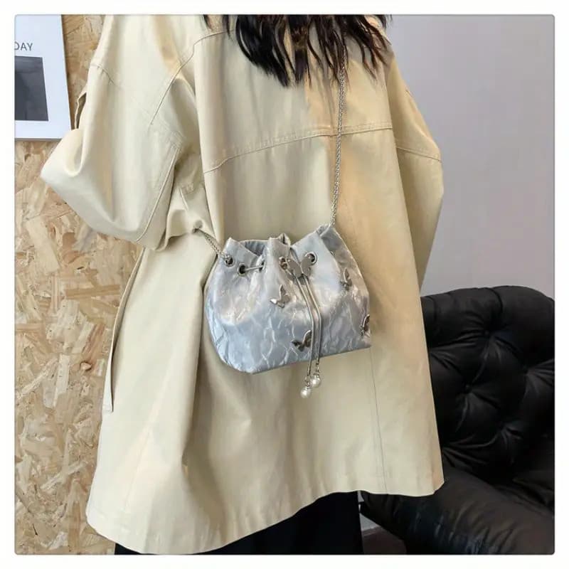 Bolsa de Ombro Casual Feminina com Design de Borboleta, Pregas e Cordão, Grande Capacidade