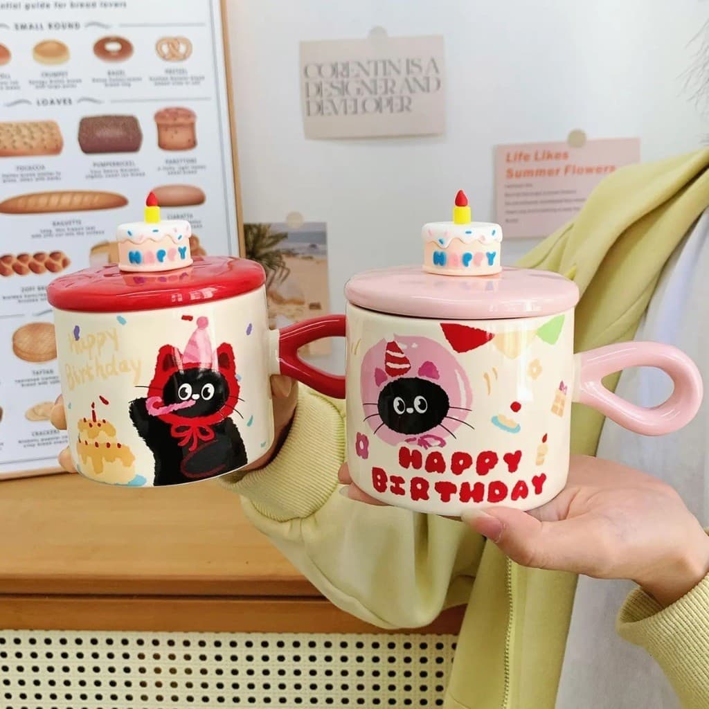 Caneca de Porcelana 380ml Feliz Aniversário com Tampa Decorativa Bolo Happy Birthday Presente