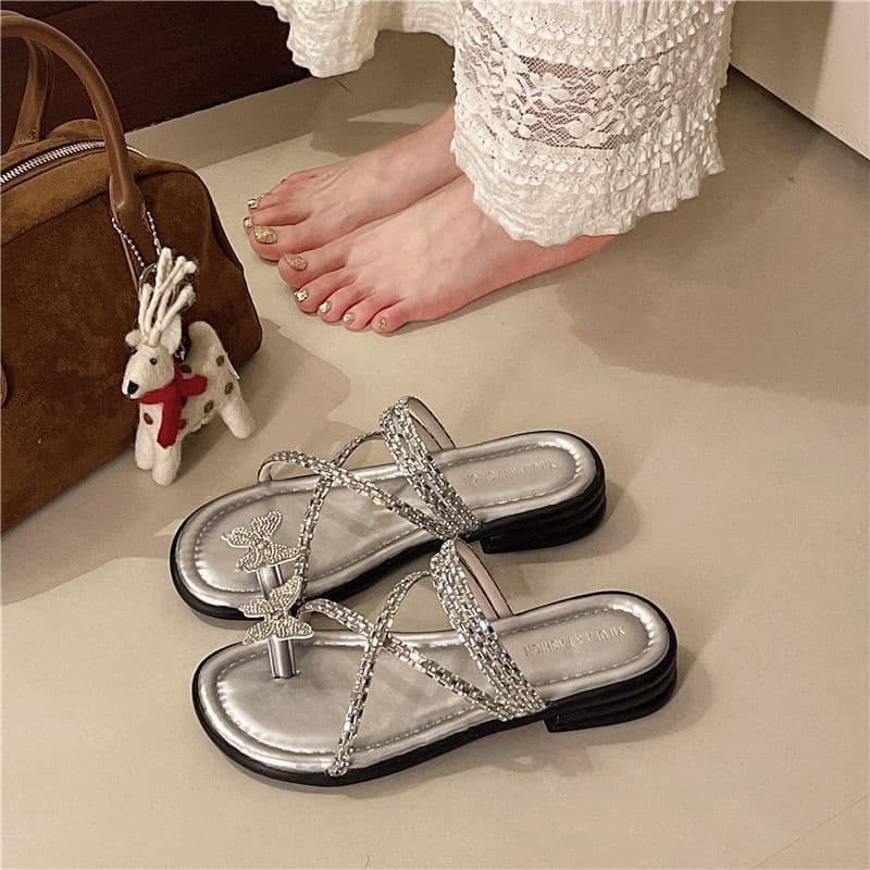 Novo estilo Flip-Toe strass sandálias chinelos feminino verão exterior Wear 2026 moda estilo fada com saia areia plana