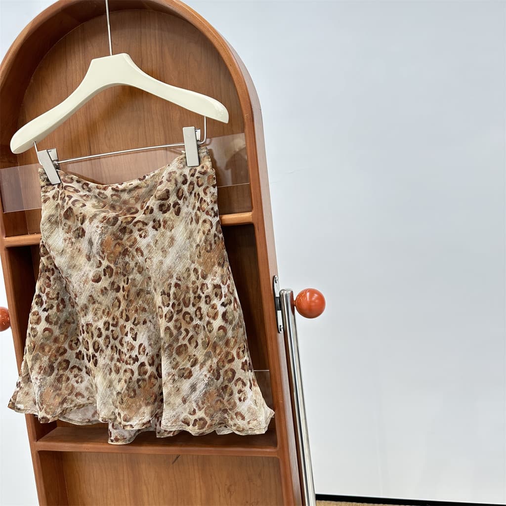 Saia curta com estampa de leopardo de seda brilhante feminina verão 2026 novo estilo cintura média a linha mais magro ol