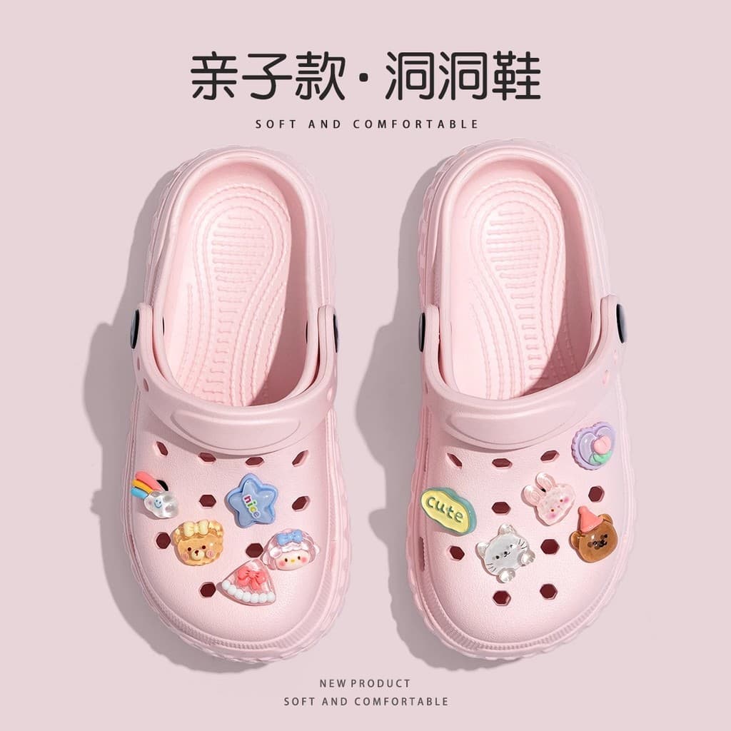 Crianças buraco sapatos meninas verão 2026 novo estilo de sola macia casa antiderrapante pai-filho ao ar livre usar prai