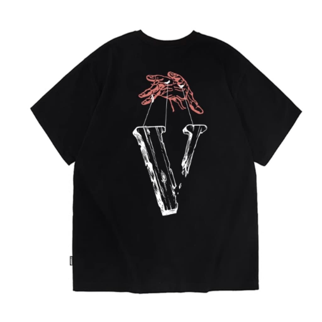 Camiseta Streetwear Unissex Estilosa De Algodão Escuro Com Estampa Temática De "mão De Marionete Em Forma De V"
