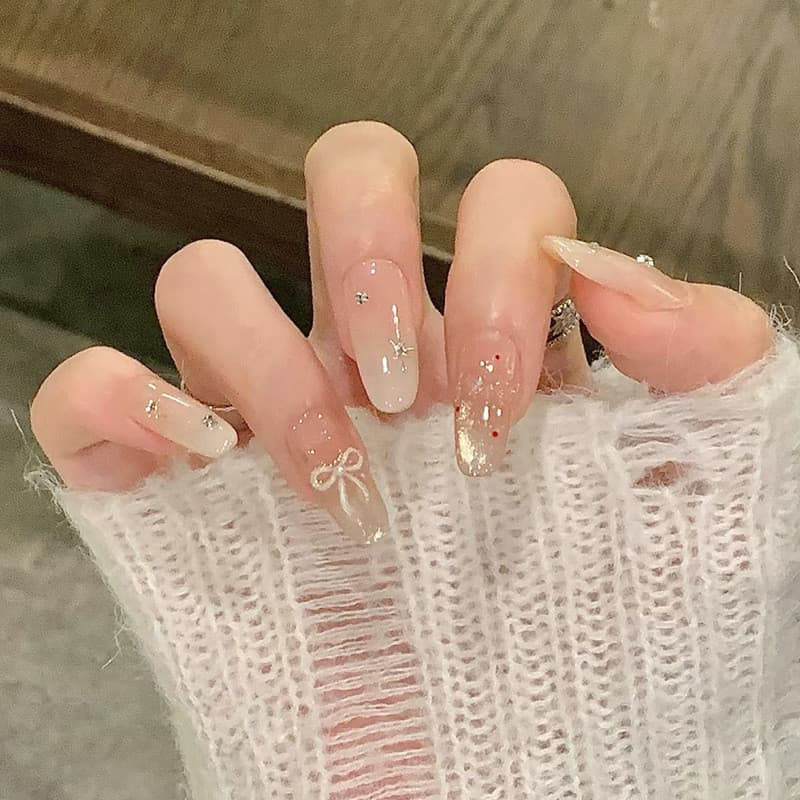 Adesivos de unhas em formato oval de tamanho médio, em estilo doce japonês, com adesivos de unhas em degradê e arte de u