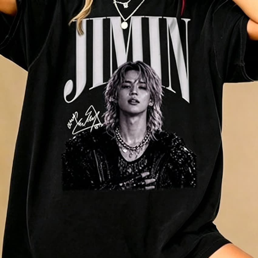 [Camiseta Premium em Algodão Puro]SISI Camiseta Feminina Oversized Foto Jimin BTS com Letra Grande e Assinatura Camiseta