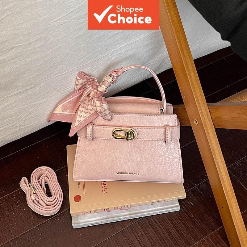 Bolsa tiracolo feminina elegante, estilo mini bag, feita em PU granulado na cor rosa sakura, com laço de lenço de seda