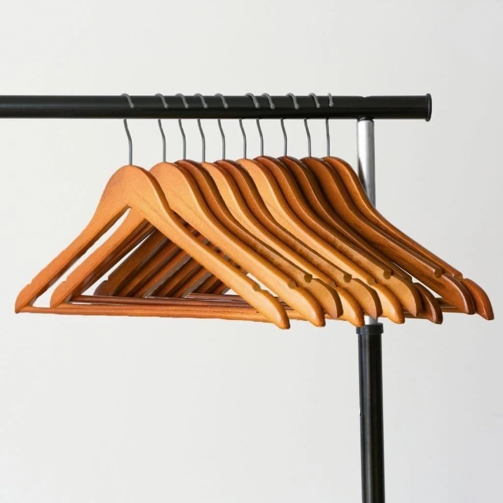 Conjunto 3 Cabides Madeira Verniz Roupa Camisa Casaco Closet Guarda Roupa Organização