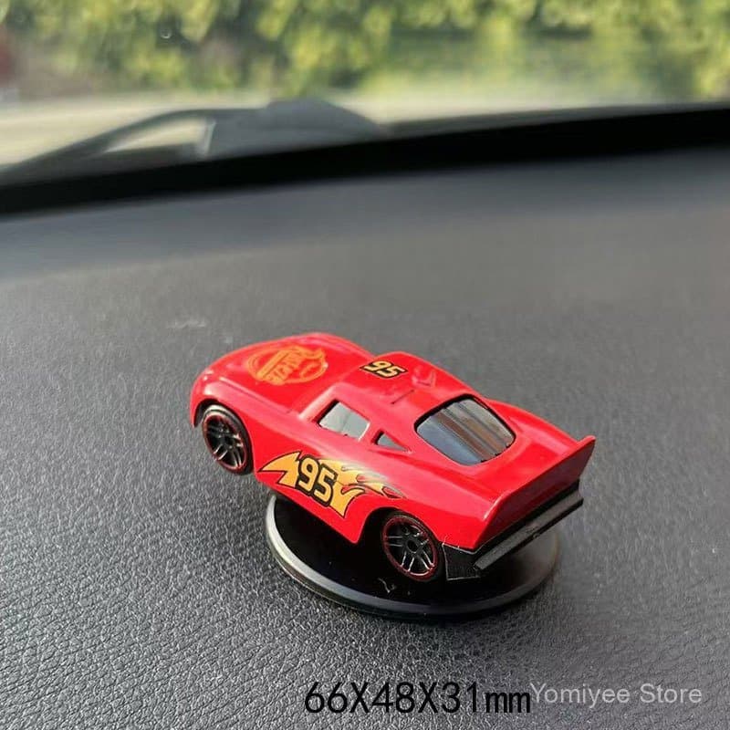 Ornamento dinâmico para painel de carro McQueen AE86, modelo de novidade que acompanha as curvas do carro.
