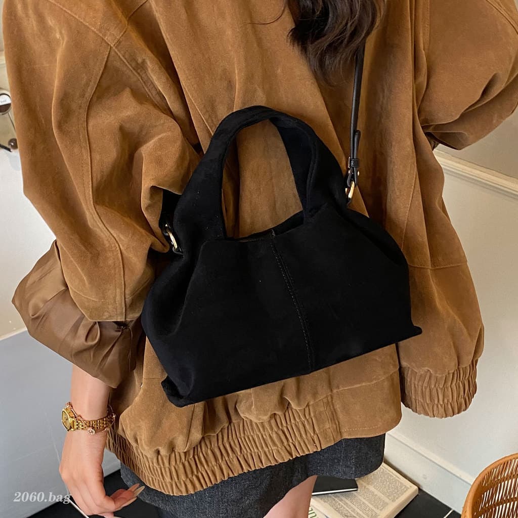 Casual temperamento nicho Design camurça bolsa de ombro 2025 feminino Commuter High-End sentimento de venda quente portá