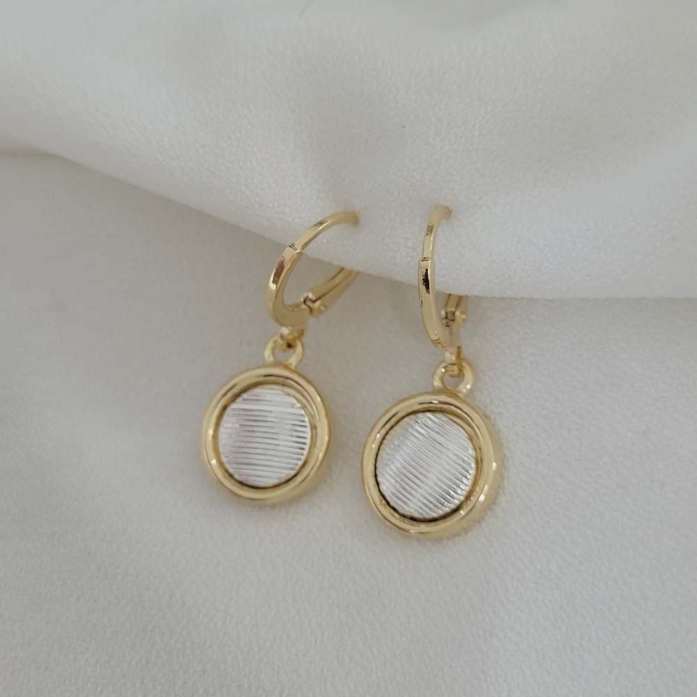 Argola com círculo de rodhiun folheado em ouro 18k