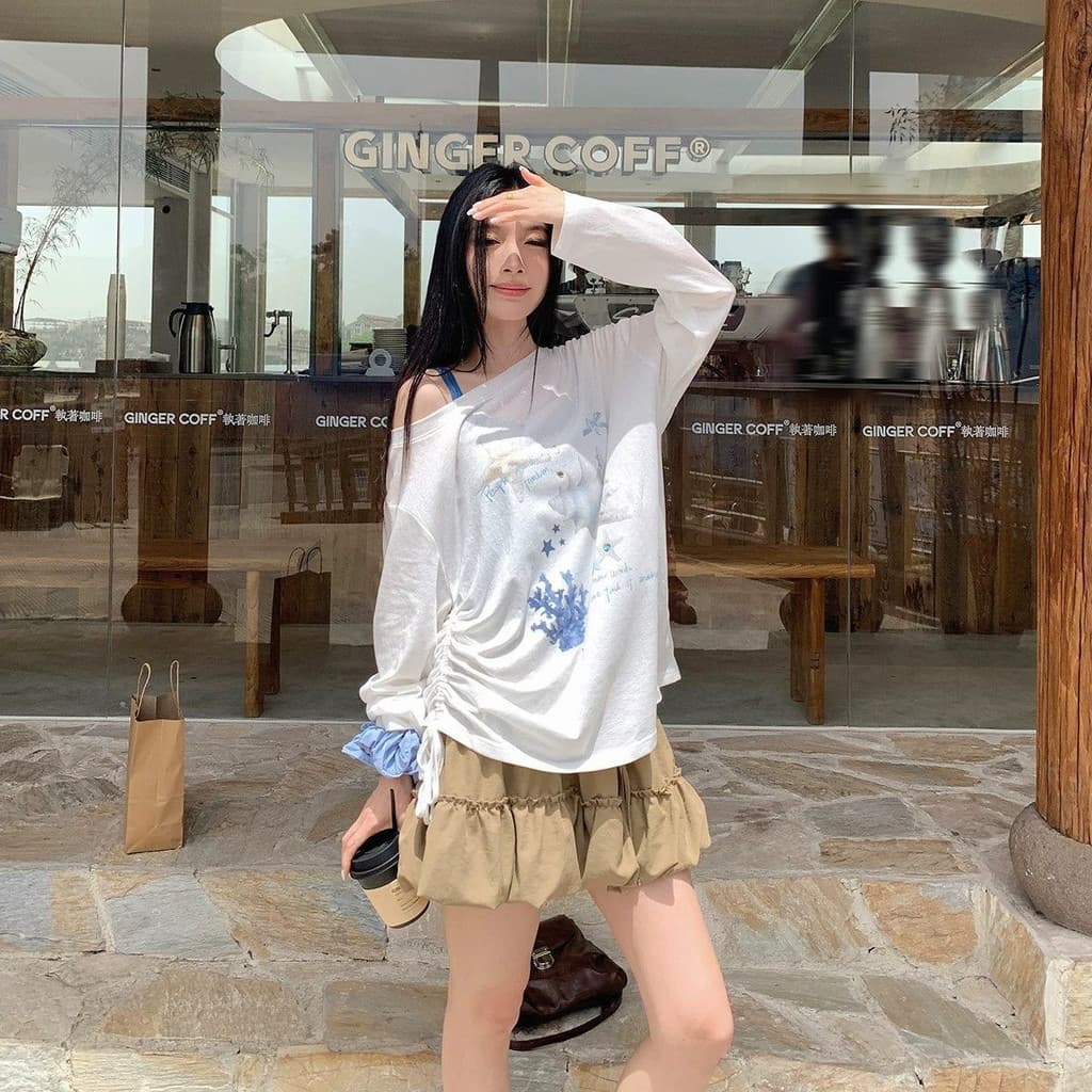 Blusa protetora solar feminina com cordão estampado branco e ombro inclinado