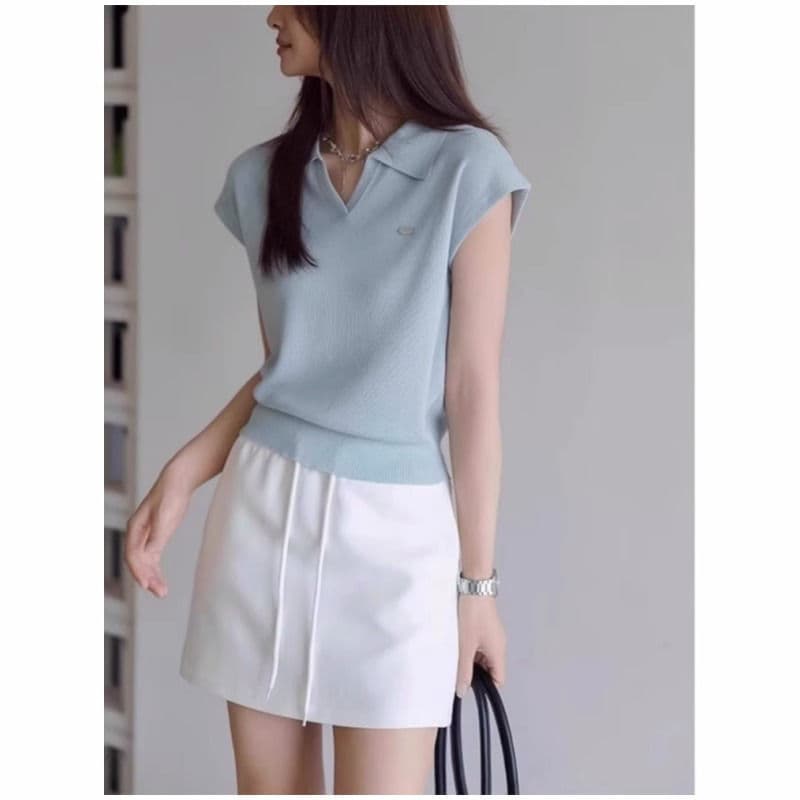 Camisa polo de verão de corte justo com mangas curtas e pequenas babados, top azul com decote em V, camiseta feminina de