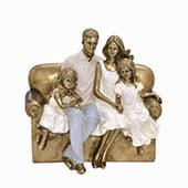 Escultura Estatueta Estátua Família Casal Duas Filhas Meninas No Sofá Casa Sala Quarto Escritório Enfeite Mesa Rack