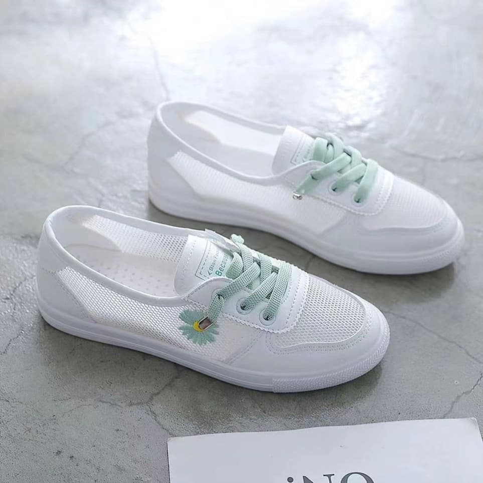 Sapatos brancos pequenos femininos verão 2024 novo estilo malha sapatos casuais ocos sapatos de malha respirável sapatos