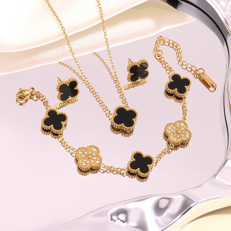 Elegante conjunto de três peças em formato de trevo de quatro folhas, projetado para meninos, feito de aço inoxidável ba