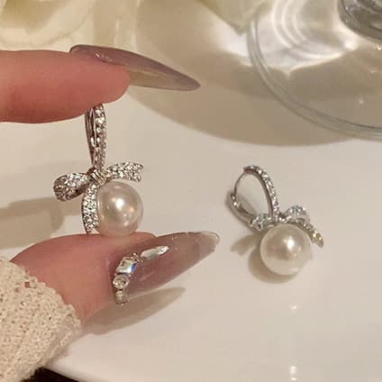 Brincos Elegantes De Pérolas Com Gravata Borboleta – Sofisticação Atemporal Uma Mulher