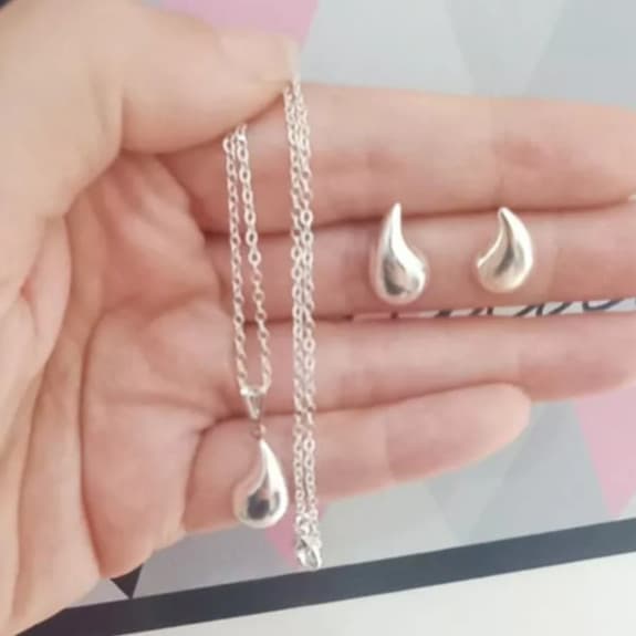 Conjunto Colar e Brinco Gota Virgula Feminino Folheado a Prata 925 e Ouro 18k